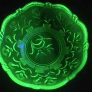 Uranium glass bowl pinapple cut, beautiful glow